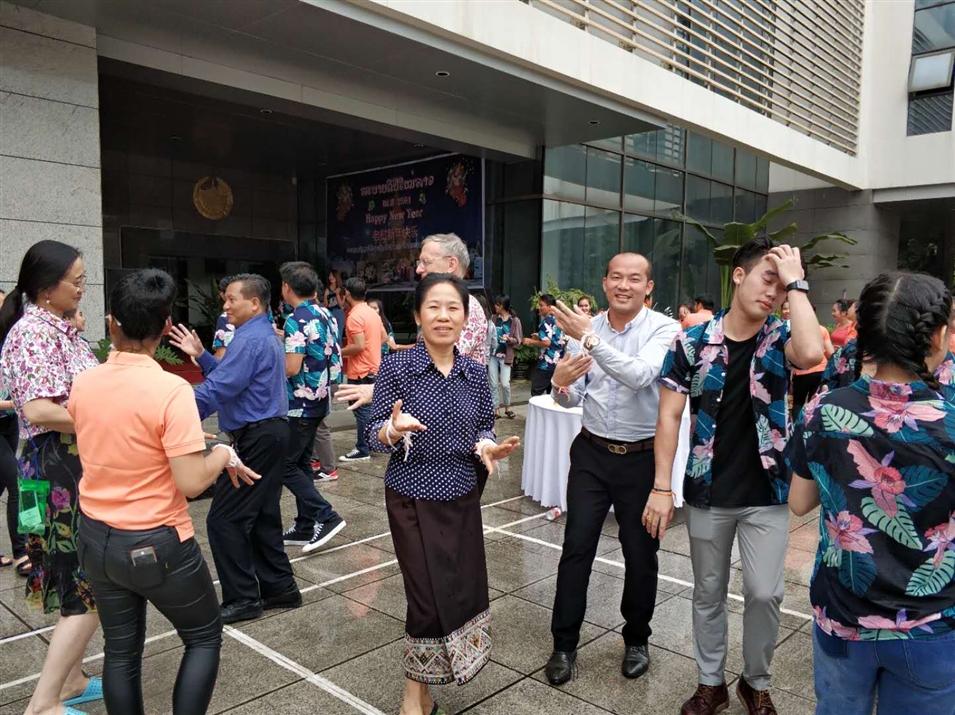 老撾駐南寧總領(lǐng)事萬?！ぞS麗雅彭女士與廣西金沛教育執(zhí)行董事粟宥朝先生一起在總領(lǐng)事館廣場(chǎng)載歌載舞