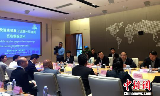 柬埔寨主流媒體采訪團在廣西大學(xué)與師生交流。