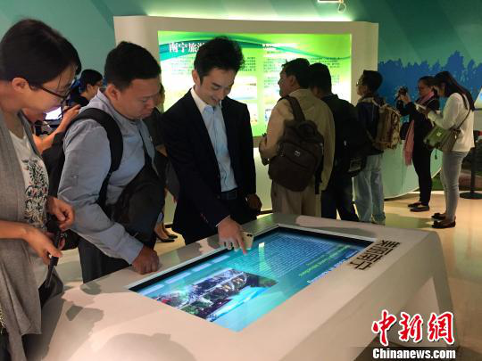 柬埔寨主流媒體采訪團參觀南寧市規(guī)劃館。