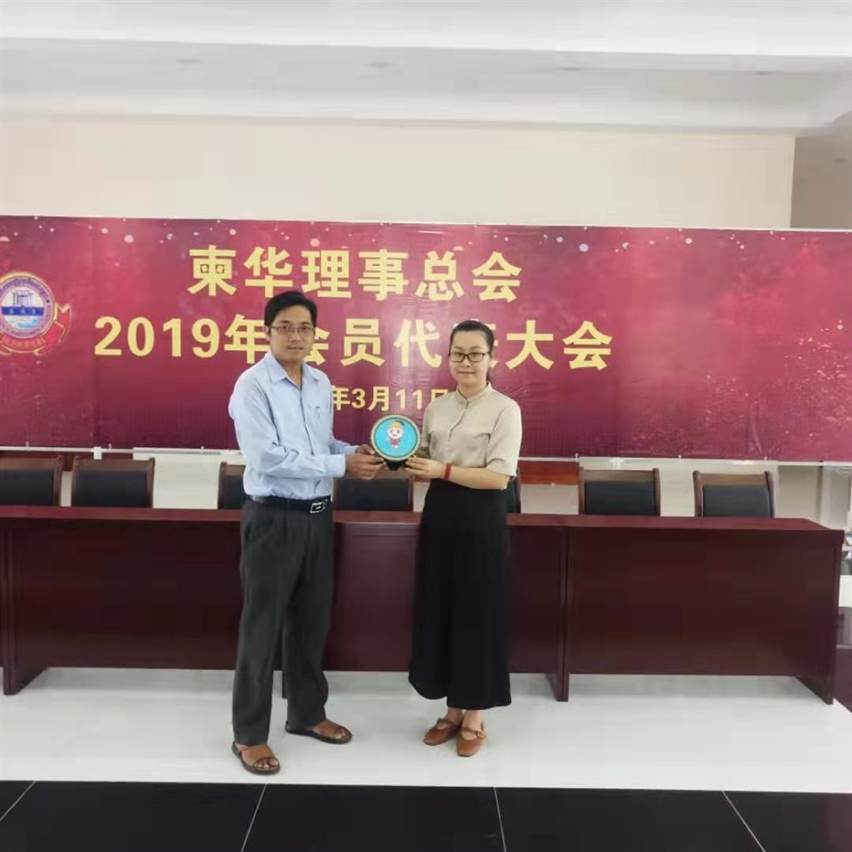 與柬華理事總會(huì)鐘耀輝秘書長(zhǎng)合影，并交換了紀(jì)念品